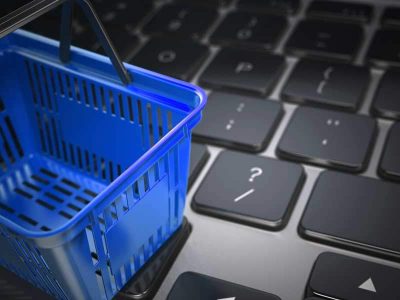 Warenkorb auf Tastatur, Ecomerce Symbolfoto